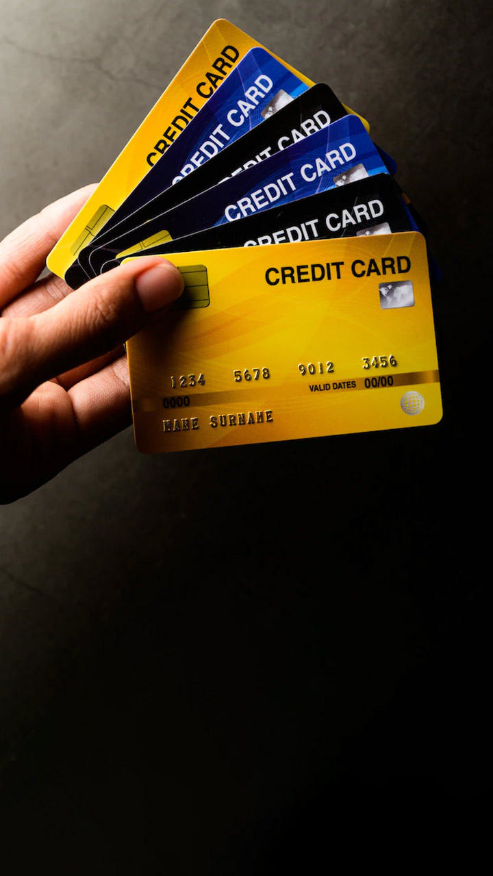 कई क्रेडिट कार्ड रखने के फायदे और नुकसान