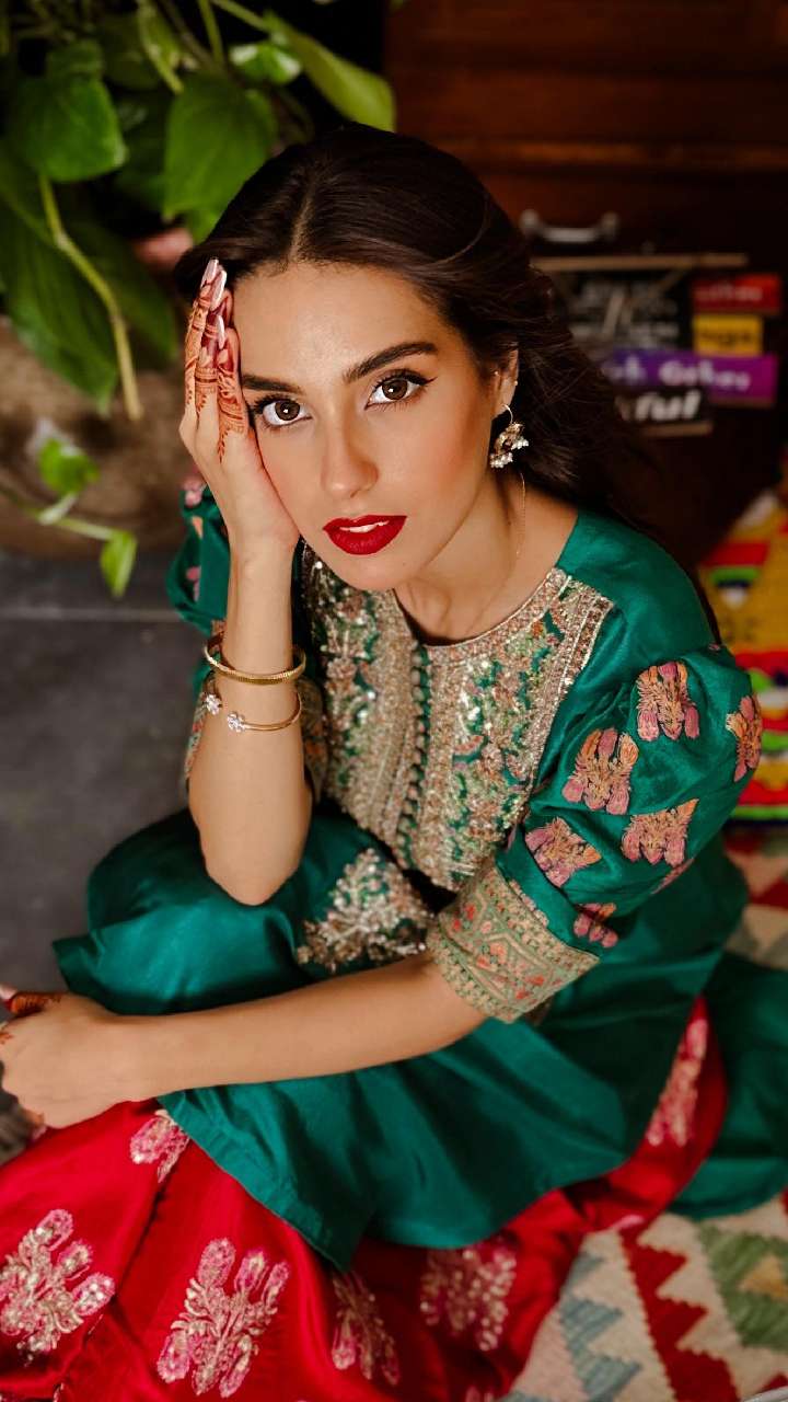 पाकिस्तानी एक्ट्रेस Iqra Aziz की ये ट्रेंडी हेयर स्टाइल करें ट्राई । Iqra Aziz Hair Style