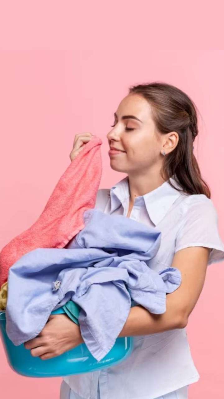 बिना धोए कपड़ों से पसीने की बदबू कैसे दूर करें?