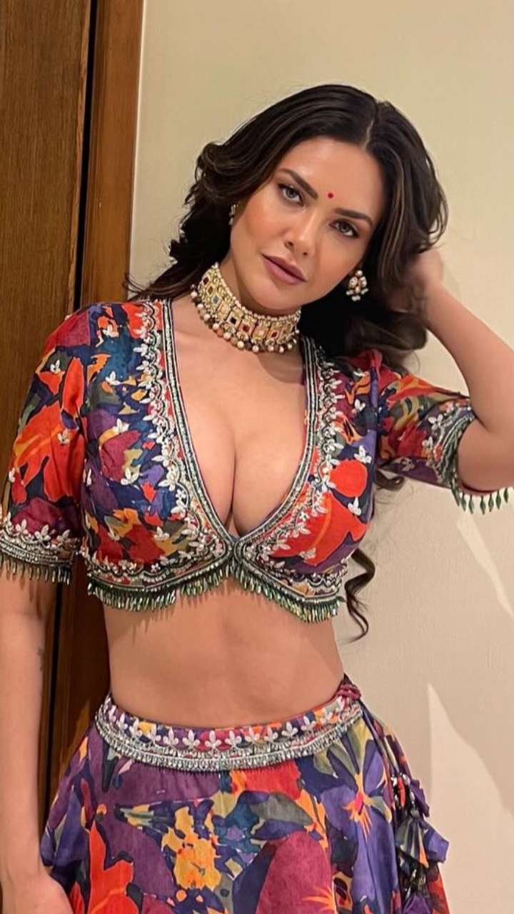 हैवी ब्रेस्ट पर पहनें Esha Gupta की बोल्ड चोली