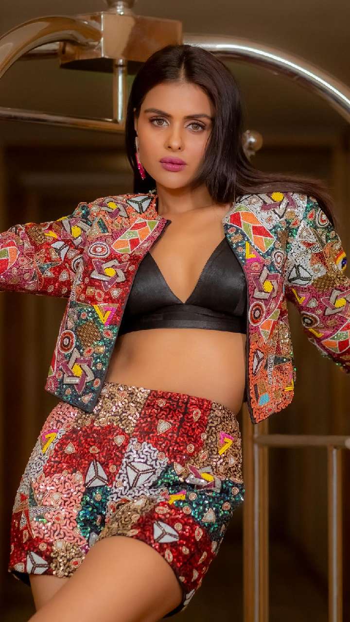 priyanka chahar in sexy outfit