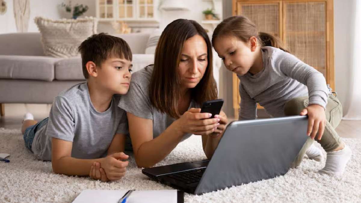 खुद को रोल मॉडल की तरह पेश करें