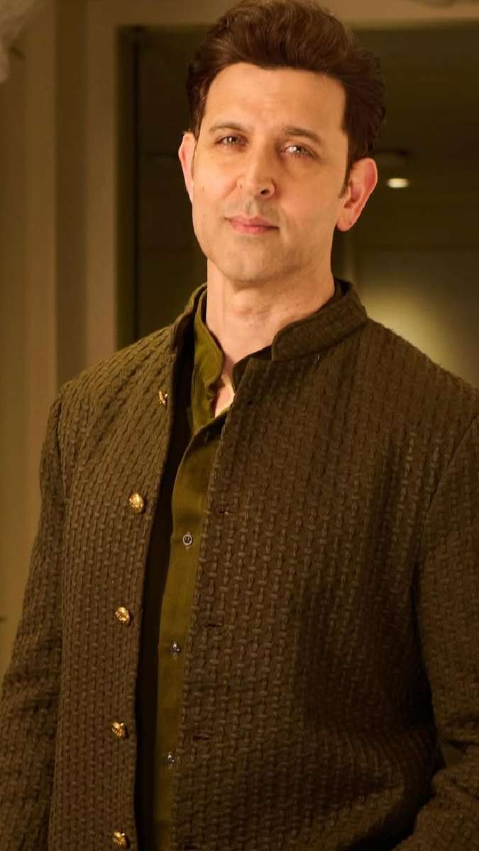 Hrithik Roshan वर्कआउट बीच में रोक करवाया फोटोशूट, हैंडसम हंक से फैंस ...