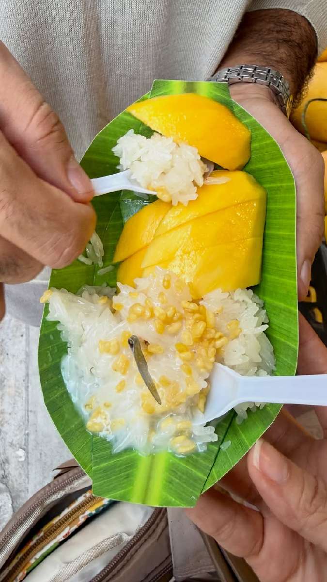 ब्वायफ्रेंड संग पत्ते में मैंगो राइस खाया 
