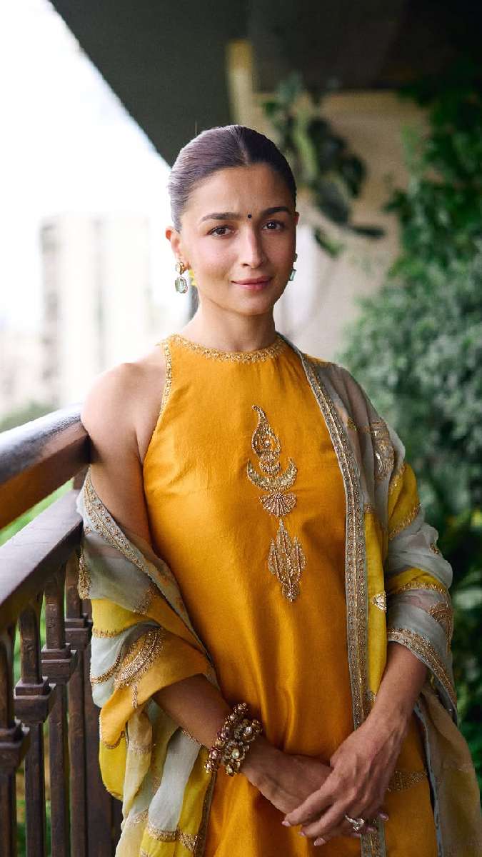 आलिया के लुक्स ने जीता दिल