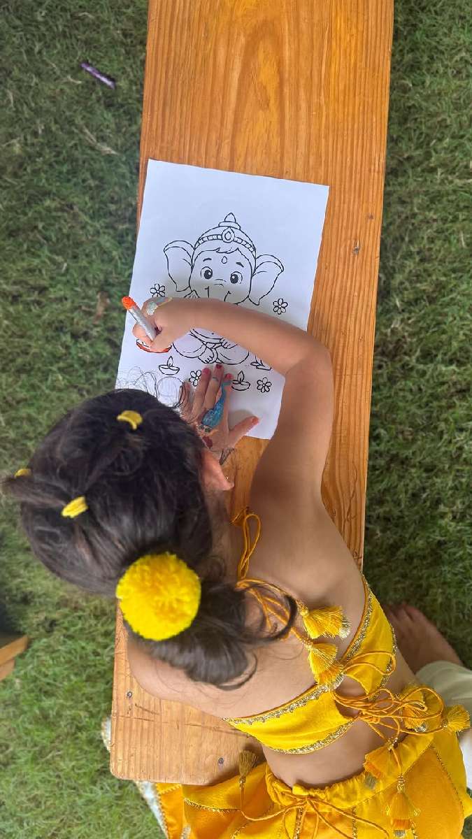 बप्पा की फोटो में रंग भरती दिखीं राहा