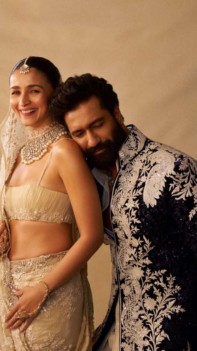 आइवरी लहंगे में Alia Bhatt ने विक्की कौशल संग किया शाही रैंप वॉक, Love & War की रिलीज से पहले दिखी खूबसूरत केमिस्ट्री