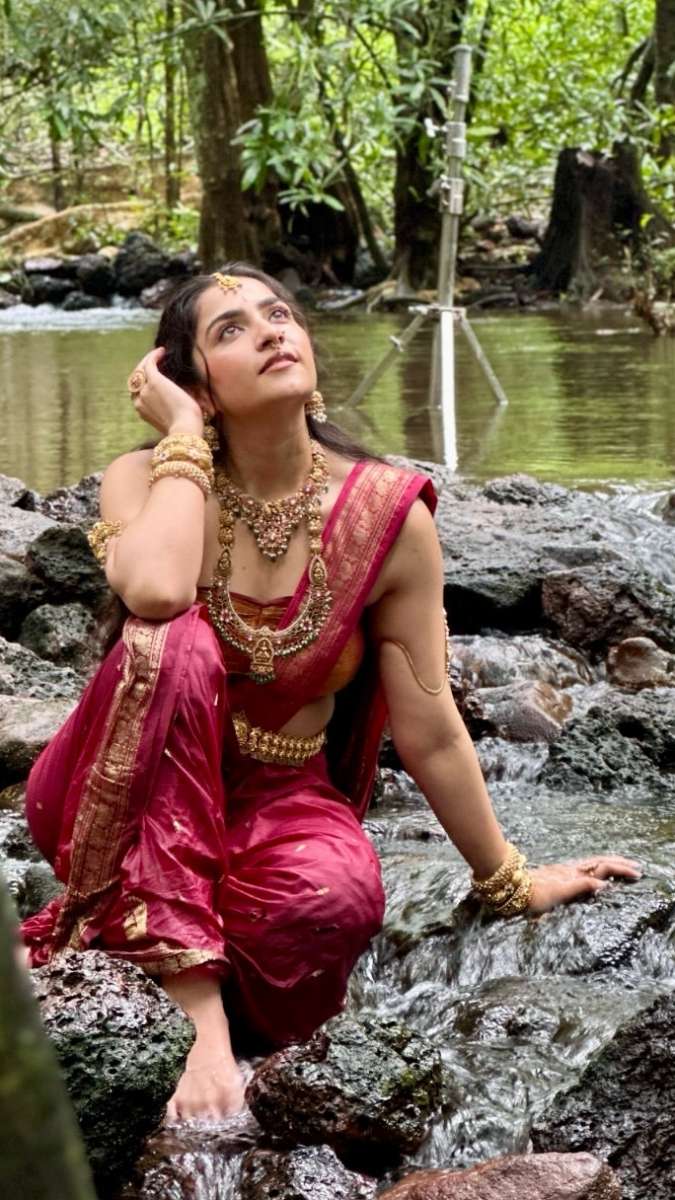 Kantara: Chapter 1 का एक साल पूरा होने पर रुक्मिणी वसंत ने दिखाई BTS तस्वीरें, फिल्म को बताया 'लाइफ चैंजिंग'