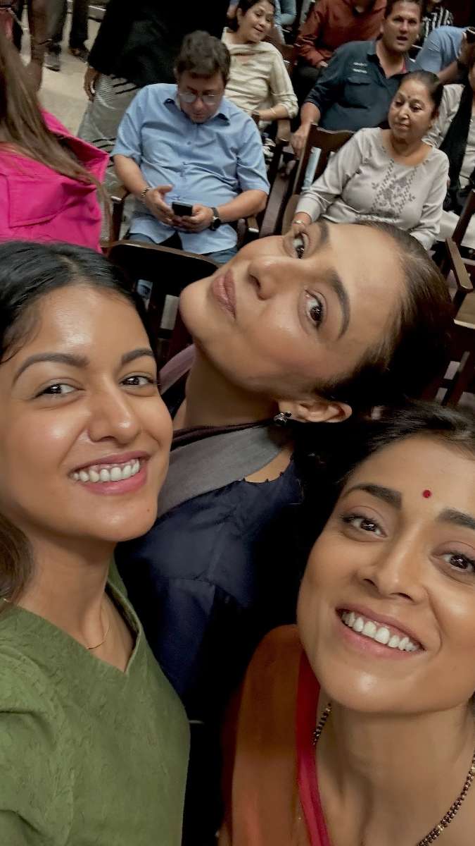 Drishyam 3 की सफलता से गदगद हुईं विजय सलगांवकर की 'बेटी', Tabu संग कोर्ट में ली सेल्फी; फोटोज हुईं वायरल