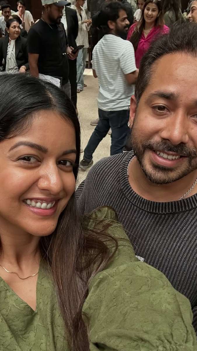 इशिता ने टीम के साथ दिखाई सेट की झलक
