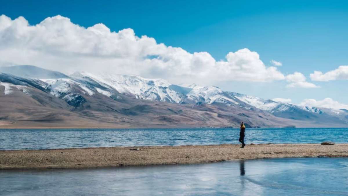 रंग बदलती झील से लेकर ठंडे रेगिस्तान तक... लद्दाख में मिस न करें ये 5 अनोखे और खास एक्सपीरियंस रंग बदलती झील से लेकर ठंडे रेगिस्तान तक... लद्दाख में मिस न करें ये 5 अनोखे और खास एक्सपीरियंस