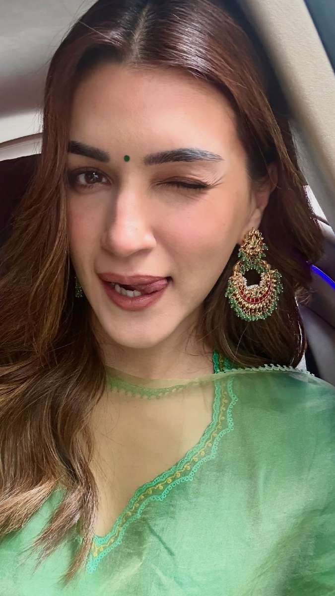 90s के म्यूजिक में खोईं कृति