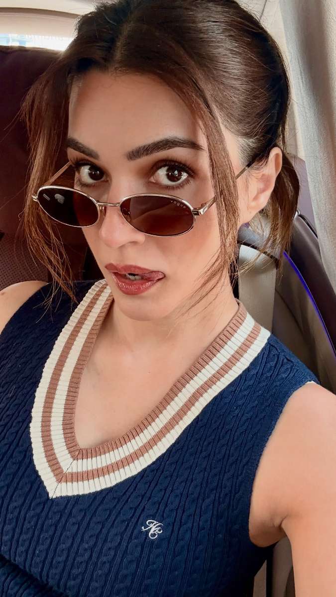 मुंबई की ट्रैफिक में Kriti Sanon के लिए सेवियर बना Salman Khan का चटपटा गाना, कार में बैठकर दिए किलर पोज