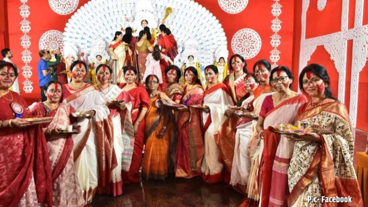 'अनुपमा' से लेकर बॉलीवुड सेलेब्स तक... सिंदूर खेला में दिखा सितारों का जलवा, देशभर में यूं हुआ दुर्गा विसर्जन