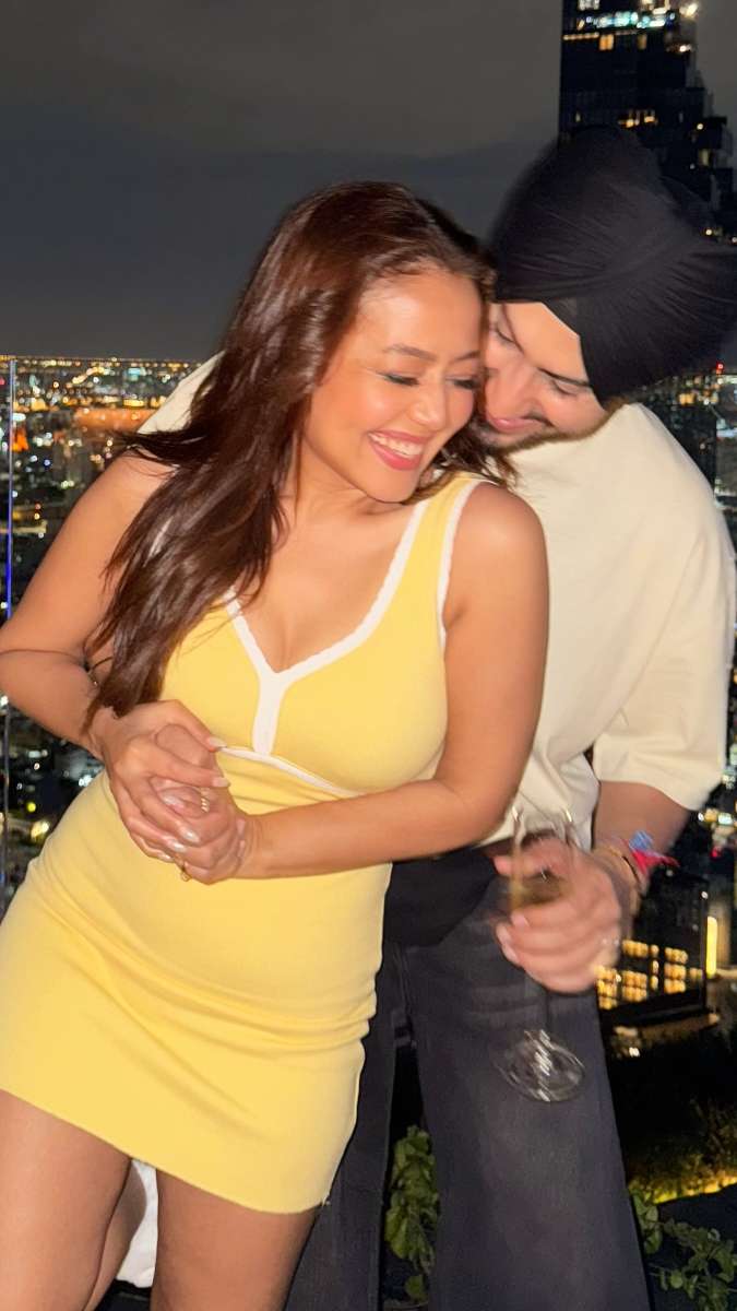 Neha Kakkar ने पति संग मनाई शादी की छठी सालगिरह, कभी उड़ी थी तलाक की अफवाह