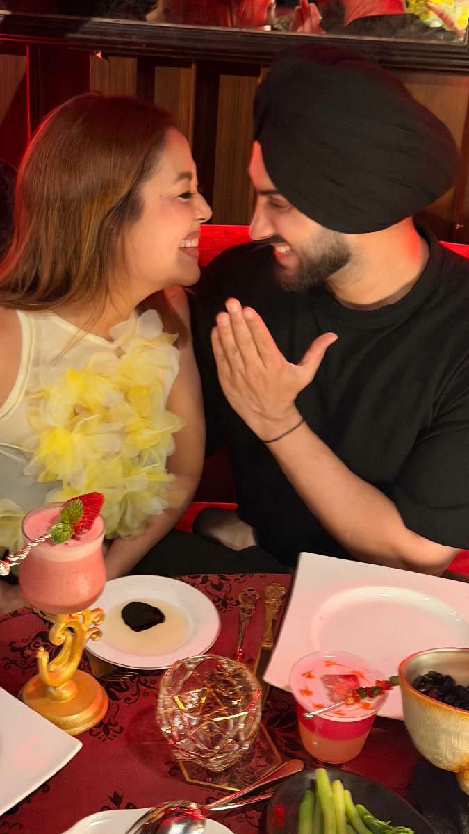 येलो रंग की ड्रेस में लगीं बेहद प्यारी 